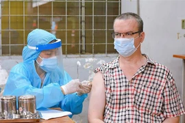 Người nước ngoài sinh sống, học tập, làm việc tại Thành phố Hồ Chí Minh tiêm vaccine trong đợt tiêm vaccine đầu tháng 8. (Ảnh: Xuân Khu/TTXVN)