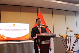 Đại sứ Đặc mệnh toàn quyền Phạm Cao Phong phát biểu tại buổi gặp mặt. (Ảnh: TTXVN) 