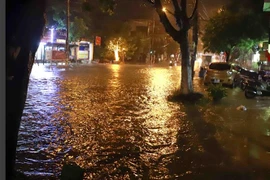 Trận mưa rào lớn đã khiến lòng đường và vỉa hè đường Tôn Đức Thắng, thành phố Vĩnh Yên ngập sâu trong nước. (Ảnh minh họa: Hoàng Hùng/TTXVN)