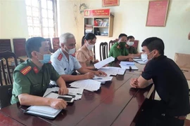 Đối tượng Nguyễn Văn Giang làm việc với cơ quan chức năng. (Ảnh: Thùy Dung/TTXVN)