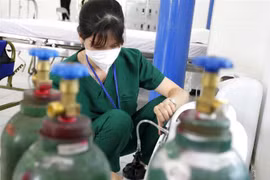 Kiểm tra các thiết bị y tế, bình oxy phục vụ cho người mắc COVID-19 tại Trạm y tế lưu động số 1 (phường 11, Quận 3). (Ảnh: Thanh Vũ/TTXVN)