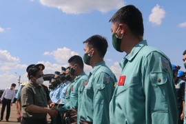 Thủ tướng Phạm Minh Chính kiểm tra công tác sẵn sàng chiến đấu và động viên các lực lượng tại sân bay Biên Hòa. 