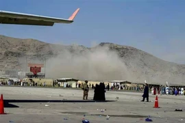 Khói bốc lên gần hiện trường vụ nổ ở sân bay Kabul, nơi đang diễn ra hoạt động sơ tán gấp rút công dân các nước khỏi Afghanistan, ngày 26/8/2021. (Ảnh: THX/TTXVN)