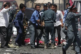Chuyển người bị thương trong vụ nổ nghi là đánh bom liều chết bên ngoài sân bay quốc tế ở Kabul, Afghanistan ngày 26/8/2021. (Ảnh: Aljazeera/TTXVN)