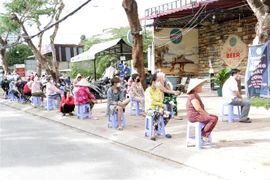 Người dân phường Cái Khế (quận Ninh Kiều) xếp hàng chờ lấy mẫu xét nghiệm. (Ảnh: Trung Kiên/TTXVN)