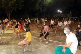 Người dân ở Hải Dương xếp hàng chờ lấy mẫu xét nghiệm. (Ảnh: TTXVN phát)