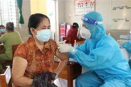 Nhân viên y tế tiêm vaccine phòng COVID-19 cho người dân Long An. (Ảnh: Bùi Giang/TTXVN)