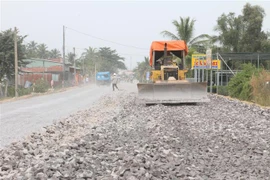 Thi công dự án cải tạo nâng cấp Quốc lộ 57 với chiều dài toàn tuyến 39,19 km, có tổng mức đầu tư 875 tỷ đồng. (Ảnh Công Trí/TTXVN)