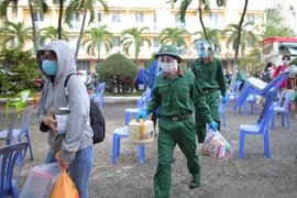 Lực lượng bộ đội giúp người dân di dời đồ đạc về ở tại Nhà nghỉ Công đoàn Thanh Đa. (Ảnh: Thanh Vũ/TTXVN)