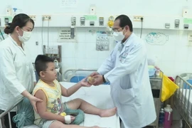 Những chiếc bánh Trung thu đặc biệt được chuyển tới tận tay các bệnh nhi đang điều trị tại Bệnh viện Nhi đồng 2, TP.Hồ Chí Minh. (Ảnh: Quang Châu/TTXVN)