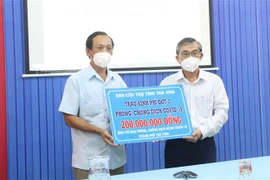 Trao kinh phí hỗ trợ cho đại diện thành phố Trà Vinh. (Ảnh: Thanh Hòa/TTXVN)