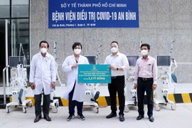 Đại diện Công ty Phú Long trao tặng Bệnh viện An Bình 5 chiếc máy thở chức năng cao MV2000 EVO5, trị giá 2,5 tỷ đồng. (Ảnh: Xuân Khu/TTXVN)