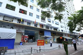 Hà Nội phong tỏa chung cư HH4C Linh Đàm sau khi có nhiều ca mắc COVID-19. (Ảnh: Hoàng Hiếu/TTXVN)