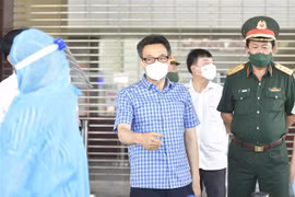 Phó Thủ tướng Vũ Đức Đam, Trưởng ban Chỉ đạo Quốc gia phòng, chống dịch COVID-19 thị sát, kiểm tra công tác phòng, chống dịch COVID-19 tại tỉnh Kiên Giang. (Ảnh: Diệp Trương/TTXVN)