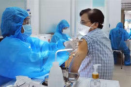 Tiêm 200.000 liều vaccine phòng COVID-19 cho người lao động tại Long An. (Ảnh: Đức Hạnh/TTXVN)