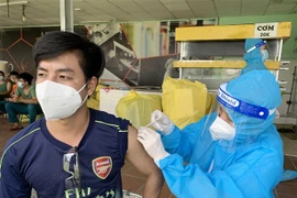 Đội ngũ y bác sỹ Bệnh viện Lê Văn Thịnh, thành phố Thủ Đức thực hiện tiêm chủng cho lực lượng tuyến đầu tại Khu cách ly Ký túc xá Trường Cao đẳng Công thương Thành phố Hồ Chí Minh. (Ảnh: TTXVN phát)