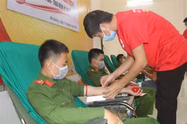 Lực lượng vũ trang tham gia hiến máu tình nguyện tại Cao Bằng. (Ảnh: Chu Hiệu/TTXVN)