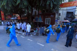 Lực lượng dân quân tự vệ quận Thanh Xuân được tăng cường để thực hiện nhiệm vụ trong khu vực phong tỏa. (Ảnh: Tuấn Anh/TTXVN)