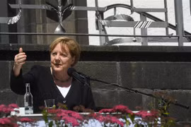 Thủ tướng Đức Angela Merkel phát biểu với báo giới trong chuyến thị sát làng Schuld, bang Rhineland-Palatinate, nơi xảy ra lũ lụt nghiêm trọng, ngày 18/7. (Ảnh: AFP/TTXVN)