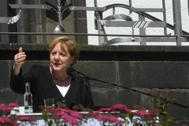 Thủ tướng Đức Angela Merkel phát biểu với báo giới trong chuyến thị sát làng Schuld, bang Rhineland-Palatinate, nơi xảy ra lũ lụt nghiêm trọng, ngày 18/7. (Ảnh: AFP/TTXVN)