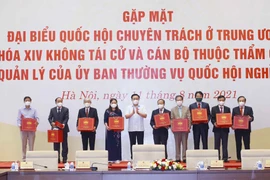 Chủ tịch Quốc hội Vương Đình Huệ trao Nghị quyết và quà tặng đối với các đồng chí đại biểu Quốc hội chuyên trách ở Trung ương khóa XIV không tái cử và cán bộ thuộc thẩm quyền quản lý của Ủy ban Thường vụ Quốc hội. 