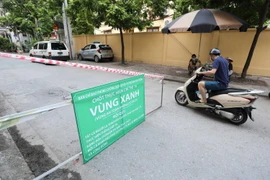 Các lối ra vào được rào lại, chỉ còn một lối đi duy nhất. Tại đây, tổ COVID-19 cộng đồng cùng với người dân ở tổ dân phố, khu dân cư tự rào chắn và cử người tham gia trực chốt, giữ gìn, cùng phấn đấu không để xảy ra dịch bệnh. (Ảnh: Thanh Tùng/TTXVN)