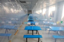 Phòng ăn có vách ngăn để phòng, chống dịch tại Công ty TNHH Vina Solar Technology, khu công nghiệp Vân Trung, huyện Việt Yên, Bắc Giang. (Ảnh: Danh Lam/TTXVN)