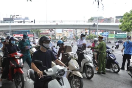 Hà Nội vừa có văn bản siết chặt việc cấp và sử dụng giấy đi đường thời gian giãn cách xã hội theo Công điện số 18 của UBND thành phố Hà Nội. 