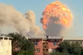 Khói lửa bốc lên tại hiện trường vụ nổ kho đạn ở Bayzakov, tỉnh Jambyl, Kazakhstan ngày 25/8/2021. (Ảnh: AFP/TTXVN)