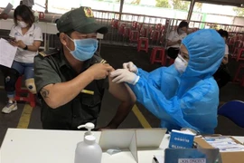 Tiêm vaccine cho công nhân Khu Công nghiệp Thạnh Lộc, Kiên Giang. (Ảnh: TTXVN phát)