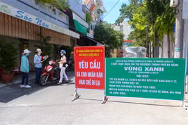 Kiểm tra giấy ra vào khu vực "vùng xanh" tại điểm chốt khu dân cư Xuân Đán 3 (Đà Nẵng) để hạn chế lạ ra vào nhằm phòng chống dịch. (Ảnh: Trần Lê Lâm/TTXVN)