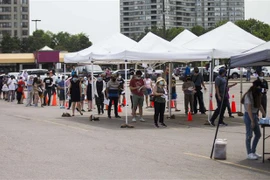 Người dân chờ tiêm vaccine ngừa COVID-19 tại Toronto, Canada, ngày 21/5/2021. (Ảnh: THX/TTXVN)