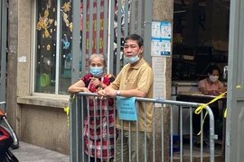 Người dân tại khu vực chợ Ngọc Hà (Ba Đình) vẫn chưa chấp hành nghiêm quy định đeo khẩu trang. (Nguồn: Vietnam+)