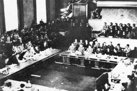 Chiến thắng lịch sử Điện Biên Phủ “lừng lẫy năm châu, chấn động địa cầu” buộc Chính phủ Pháp phải ký kết Hiệp định Geneva chấm dứt sự thống trị của thực dân Pháp ở nước ta (20/7/1954). (Ảnh: Tư liệu TTXVN)