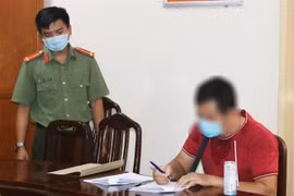 Đối tượng Đ.V.C nhận quyết định xử phạt. (Ảnh: TTXVN phát)