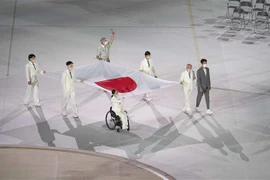 Lễ thượng cờ Nhật Bản tại Lễ khai mạc Paralympic Tokyo 2020 ở Tokyo, Nhật Bản, ngày 24/8/2021. (Ảnh: THX/TTXVN)