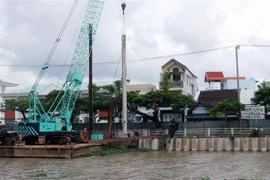 Thi công xây dựng bờ kè sông Kinh Nhánh trên địa bàn thành phố Rạch Giá, Kiên Giang. (Ảnh: Lê Huy Hải/TTXVN)