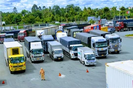 Xe tải, xe container xếp hàng chờ kiểm tra giấy tờ để vào thành phố Cần Thơ giao nhận hàng ngày 27/8. (Ảnh: Thanh Liêm/TTXVN)