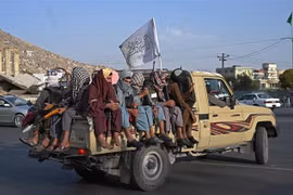Các tay súng Taliban tuần tra trên đường phố ở Kabul, Afghanistan, ngày 23/8/2021. (Ảnh: AFP/TTXVN)