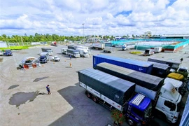 Sau khi không phải "sang xe, đổi tài", không còn cảnh cả trăm xe chờ làm thủ tục vào Cần Thơ như các ngày trước đó. (Ảnh: Thanh Liêm/TTXVN)