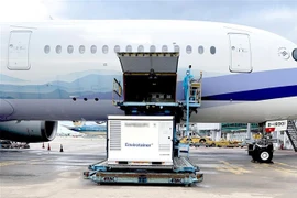 1,4 triệu liều vaccine AstraZeneca được vận chuyển về sân bay Tân Sơn Nhất, Thành phố Hồ Chí Minh ngày 26/8. (Ảnh: TTXVN phát)