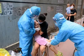 Khẩn cấp lấy mẫu xét nghiệm những người hiện đang ở gần nhà của ca mắc COVID-19 tại Hải Phòng. (Ảnh: An Đăng/TTXVN)