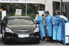 Một điểm xét nghiệm COVID-19 lưu động tại Seoul, Hàn Quốc. (Ảnh: YONHAP/TTXVN)