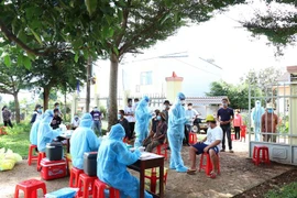 Lấy mẫu xét nghiệm sàng lọc cho người dân buôn Ea Bông sau khi ghi nhận chùm ca bệnh tại thành phố Buôn Ma Thuột. (Ảnh: Tuấn Anh /TTXVN)