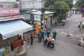 Lực lượng chức năng tiến hành kiểm soát chặt người ra vào khu vực phong tỏa trên đường Tiền Cảng, phường Thắng Nhất, thành phố Vũng Tàu. (Ảnh: Huỳnh Ngọc Sơn/TTXVN)