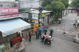 Lực lượng chức năng tiến hành kiểm soát chặt người ra vào khu vực phong tỏa trên đường Tiền Cảng, phường Thắng Nhất, thành phố Vũng Tàu. (Ảnh: Huỳnh Ngọc Sơn/TTXVN)