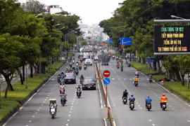Đông đúc các loại phương tiện giao thông trên đường Nguyễn Văn Cừ (Quận 5). (Ảnh: Thanh Vũ/TTXVN)