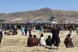 Người dân tập trung tại sân bay quốc tế Kabul chờ được sơ tán khỏi Afghanistan. (Ảnh: AP/TTXVN)