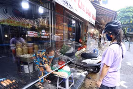 Chợ Hàng Bè, Hà Nội đảm bảo vừa kinh doanh vừa phòng chống COVID-19. (Ảnh: Hoàng Hiếu/TTXVN)