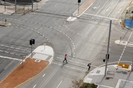 Cảnh vắng vẻ trên đường phố ở Canberra, Australia, ngày 21/8/2021. (Ảnh: THX/TTXVN)